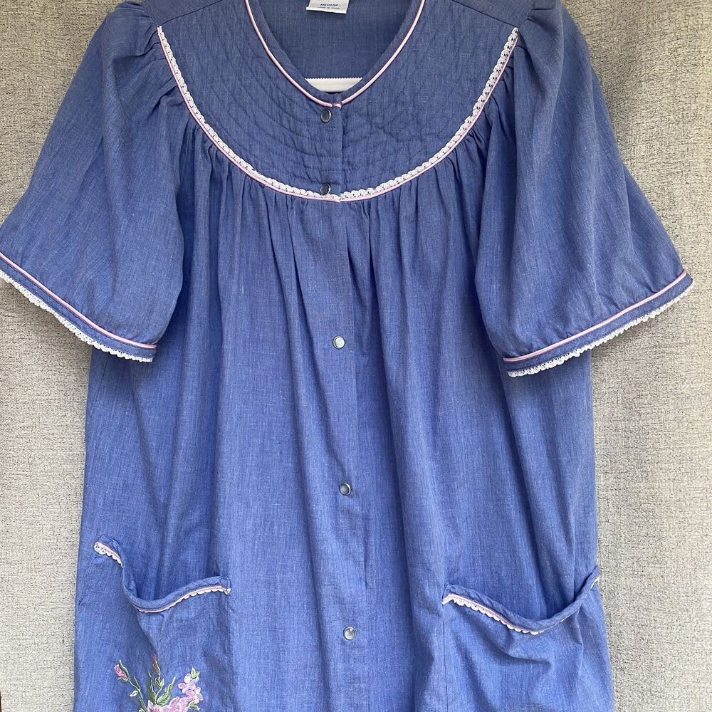 Smart Time Women’s M  House coat Mumu Embroidered Floral Snap Blue Robe Mod Vtg